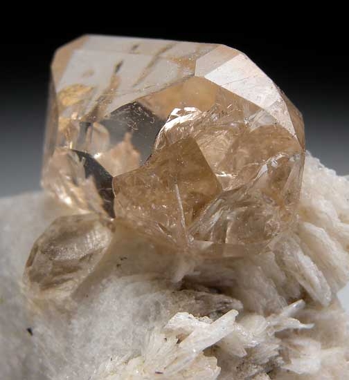 Topaz from Yuno Mine, Shigar Valley, Pakistan [db_pics/pics/pak105b.jpg]