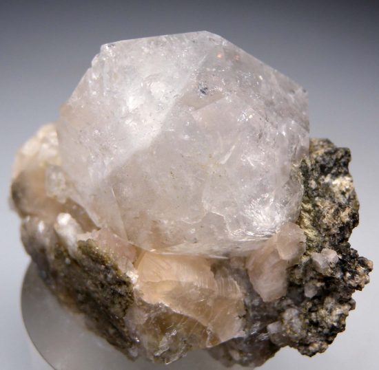 Analcime from Ljosa Quarry, Faroe Islands, Denmark [db_pics/pics/r101c.jpg]