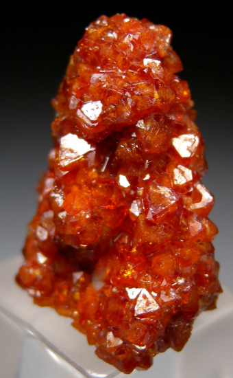 Microlite on Albite from Ipa Mine, Governador Valdares, Minas Gerais, Brazil [db_pics/pics/r105c.jpg]