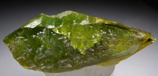 Titanite (Sphene) from Capelinha, Minas Gerais, Brazil [db_pics/pics/r134b.jpg]