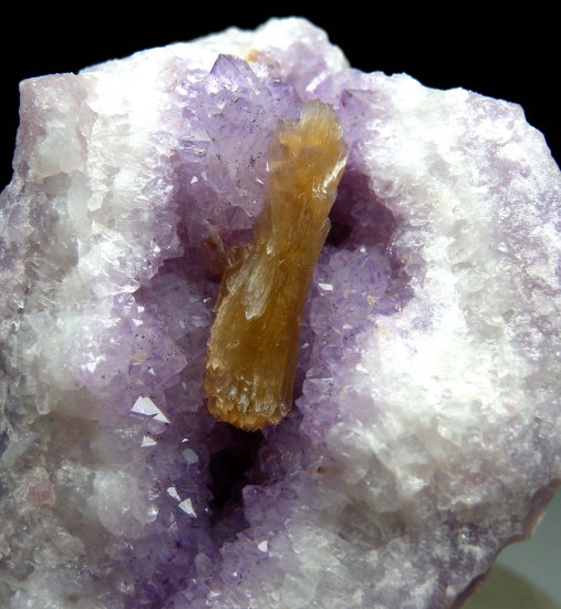 Stilbite in Amethyst from Cape Blomidon, Kings Co., Nova Scotia, Canada [db_pics/pics/r135d.jpg]