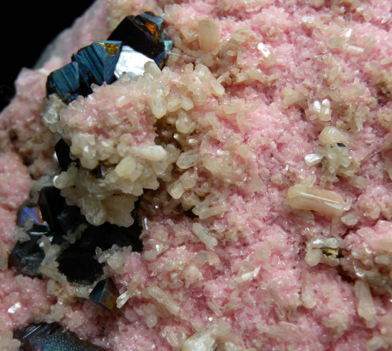 Rhodochrosite with Stilbite, Sphalerite, Chalcopyrite from Davidkovo, Bulgaria [db_pics/pics/r141c.jpg]
