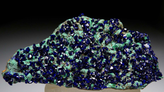 Azurite, Chlorargyrite on Malachite from Broken Hill, New South Wales, Australia [db_pics/pics/r150a.jpg]