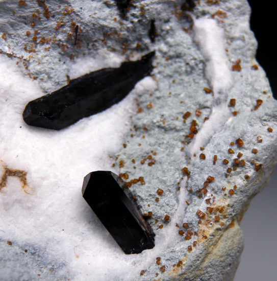 Benitoite, Neptunite, Joaquinite from Gem Mine, San Benito Co., California, USA [db_pics/pics/r166b.jpg]