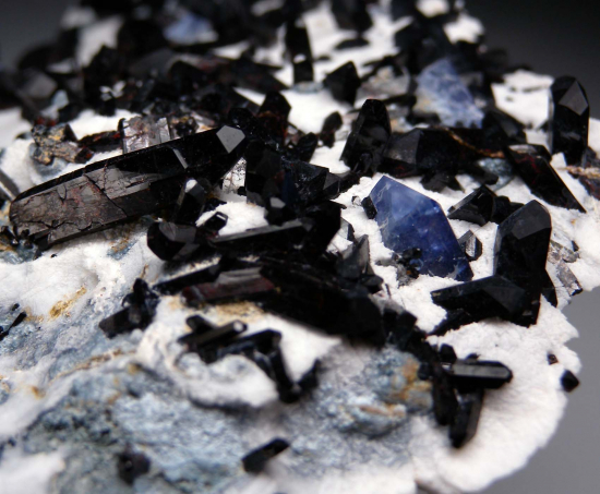 Benitoite, Neptunite from Gem Mine, San Benito Co., California, USA [db_pics/pics/r176b.jpg]