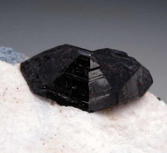 Neptunite (twin) from Gem Mine, San Benito Co., California, USA [db_pics/pics/r178b.jpg]