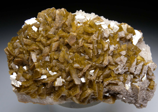 Siderite on Quartz (R) from Neudorf, Harzgerode, Harz, Saxony, Germany [db_pics/pics/r183a.jpg]