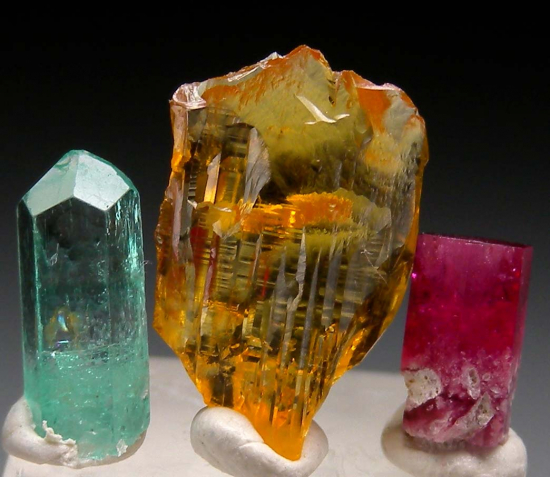 Beryl (3 crystals) from various [db_pics/pics/r219a.jpg]