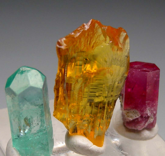 Beryl (3 crystals) from various [db_pics/pics/r219d.jpg]