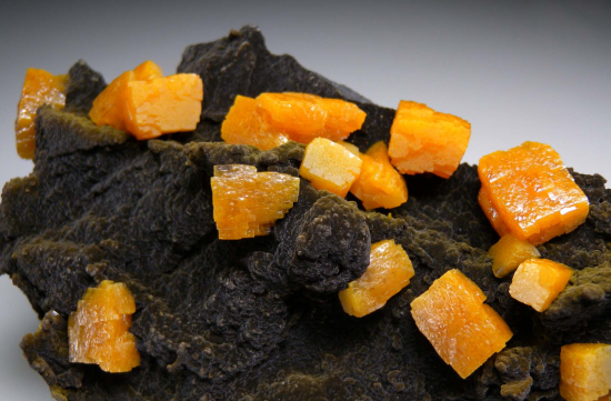 Wulfenite on Mottramite from Mina Ojuela, Mapimi, Durango, Mexico [db_pics/pics/r232d.jpg]