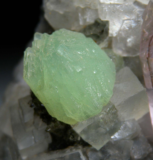 Amethyst with Prehnite, Calcite from Goboboseb Mtns., Erongo Region, Namibia [db_pics/pics/r347e.jpg]
