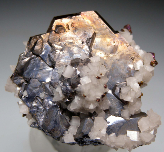Galena (twin) with Dolomite from Picher Field, Tri-State Mining District, USA [db_pics/pics/r440a.jpg]