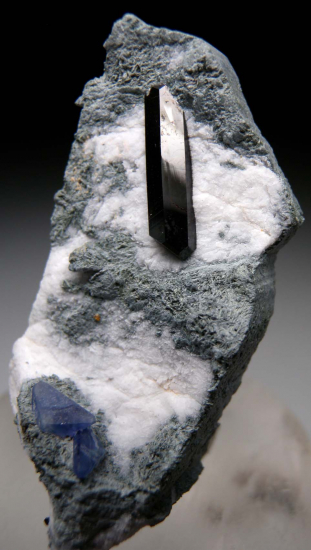 Benitoite, Neptunite, Joaquinite from Gem Mine, San Benito Co., California, USA [db_pics/pics/r464a.jpg]