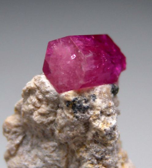 Red Beryl from Violet Claim, Wah Wah Mtns., Beaver Co., Utah, USA [db_pics/pics/r483c.jpg]