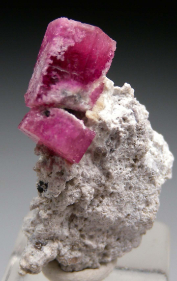Red Beryl from Violet Claim, Wah Wah Mtns., Beaver Co., Utah, USA [db_pics/pics/r486a.jpg]