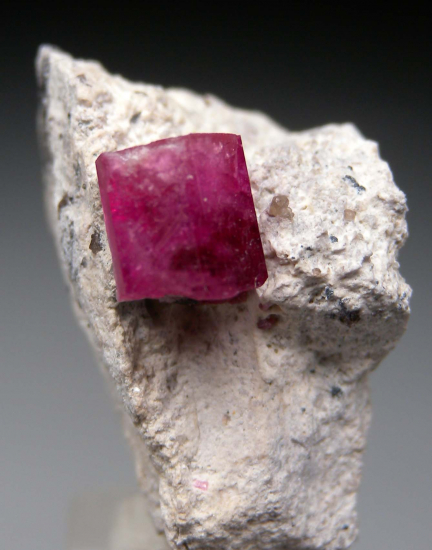 Red Beryl from Violet Claim, Wah Wah Mtns., Beaver Co., Utah, USA [db_pics/pics/r488b.jpg]