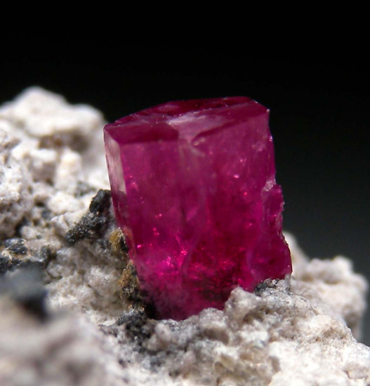 Red Beryl from Violet Claim, Wah Wah Mtns., Beaver Co., Utah, USA [db_pics/pics/r490b.jpg]