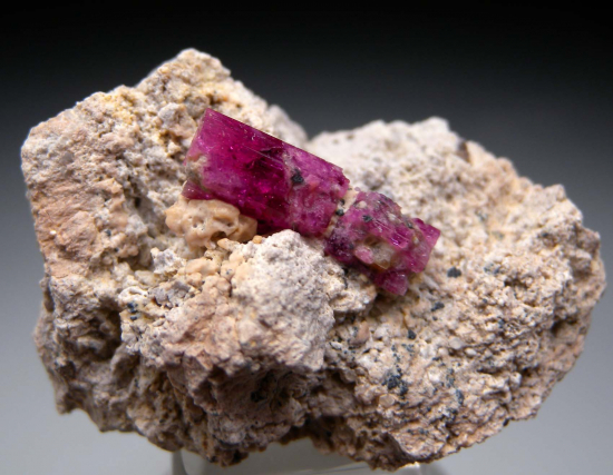 Red Beryl from Violet Claim, Wah Wah Mtns., Beaver Co., Utah, USA [db_pics/pics/r491a.jpg]