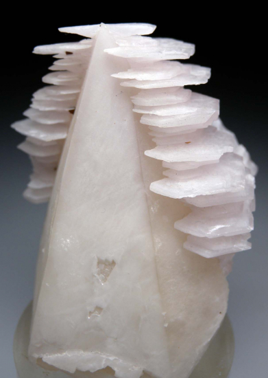 Mangano Calcite on Calcite from Huanggang Mine, Inner Mongolia, China [db_pics/pics/r517c.jpg]