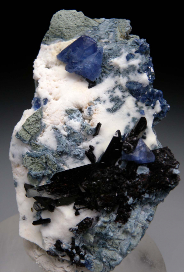 Benitoite, Neptunite from Gem Mine, San Benito Co., California, USA [db_pics/pics/r537a.jpg]