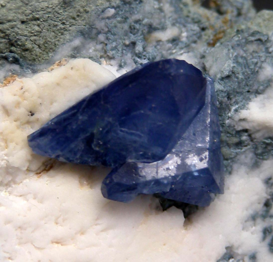 Benitoite, Neptunite from Gem Mine, San Benito Co., California, USA [db_pics/pics/r537c.jpg]