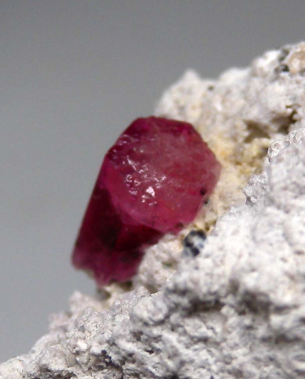 Red Beryl from Violet Claim, Wah Wah Mtns., Beaver Co., Utah, USA [db_pics/pics/r586b.jpg]