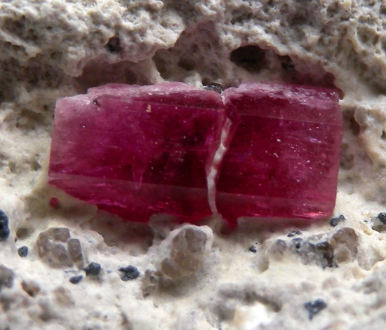 Red Beryl from Violet Claim, Wah Wah Mtns., Beaver Co., Utah, USA [db_pics/pics/r587c.jpg]