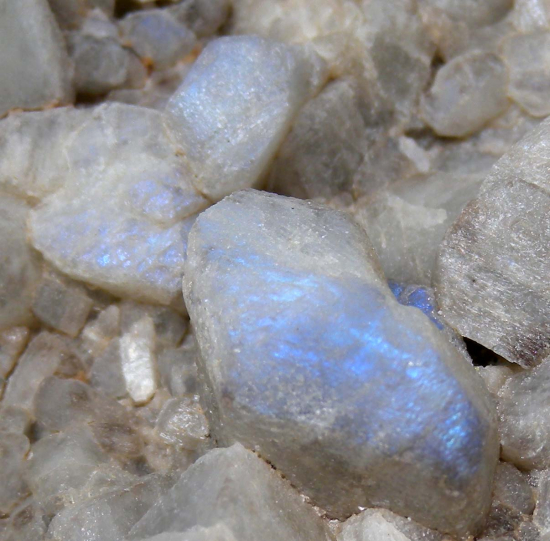 Feldspar var. Moonstone from Namalulu, Tanzania [db_pics/pics/r596c.jpg]