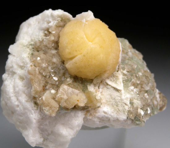 Stilbite with Huelandite from Millington Quarry, Bernards Township, Somerset County, New Jersey, USA [db_pics/pics/r624b.jpg]