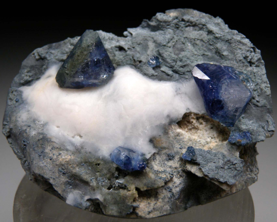 Benitoite from Gem Mine, San Benito Co., California, USA [db_pics/pics/r640a.jpg]