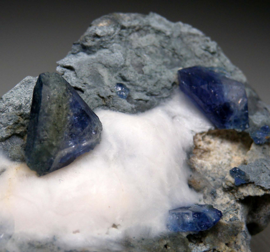 Benitoite from Gem Mine, San Benito Co., California, USA [db_pics/pics/r640b.jpg]