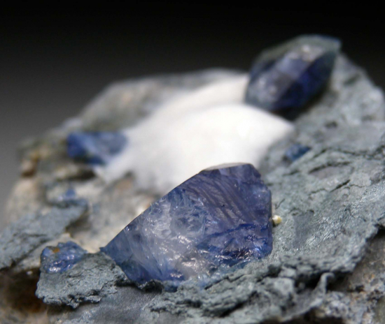 Benitoite from Gem Mine, San Benito Co., California, USA [db_pics/pics/r640e.jpg]