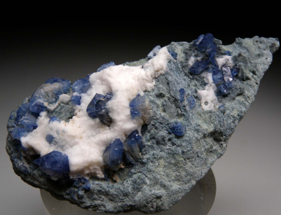 Benitoite from Gem Mine, San Benito Co., California, USA [db_pics/pics/r677a.jpg]