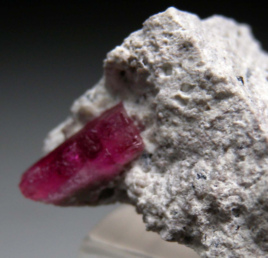 Red Beryl from Violet Claim, Wah Wah Mtns., Beaver Co., Utah, USA [db_pics/pics/r681b.jpg]