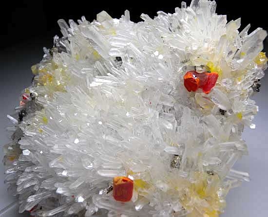 Sphalerite, Realgar, Orpiment on Quartz from Mina Palomo, Julcani Dist., Peru [db_pics/pics/sa927b.jpg]