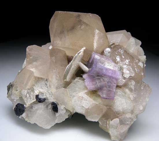 Apatite, Schorl, Quartz from Kunar Province, Afghanistan [db_pics/pics/t233a.jpg]