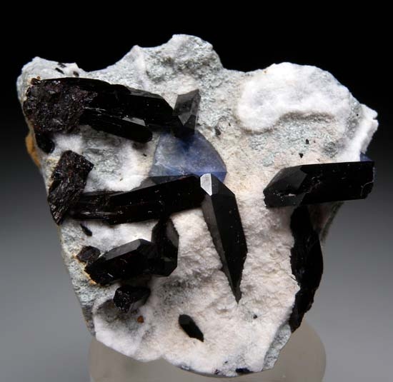 Benitoite, Neptunite from Gem Mine, San Benito Co., California [db_pics/pics/t426a.jpg]