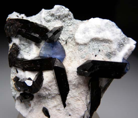 Benitoite, Neptunite from Gem Mine, San Benito Co., California [db_pics/pics/t426b.jpg]