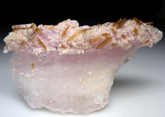 Eosphorite on Rose Quartz from Sapucaia Mine, Minas Gerais, Brazil [db_pics/pics/t475a.jpg]