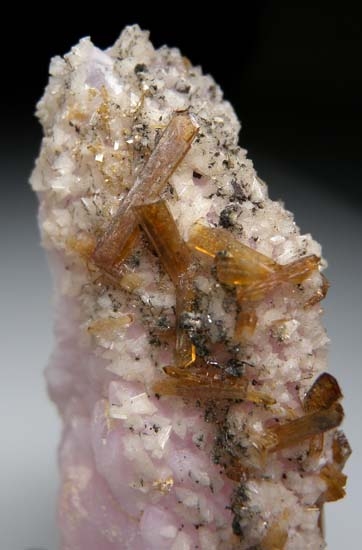 Eosphorite on Rose Quartz from Sapucaia Mine, Minas Gerais, Brazil [db_pics/pics/t475b.jpg]