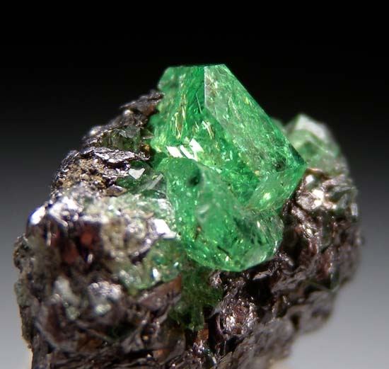 Tsavorite from Merelani Hills, Arusha, Tanzania [db_pics/pics/t490c.jpg]