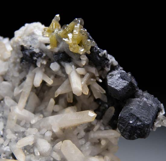 Galena and Mimetite with Quartz from Tsumeb, Namibia [db_pics/pics/t543b.jpg]