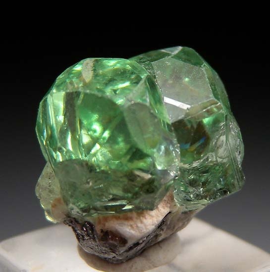 Tsavorite on Graphite from Merelani Hills, Arusha, Tanzania [db_pics/pics/t566a.jpg]