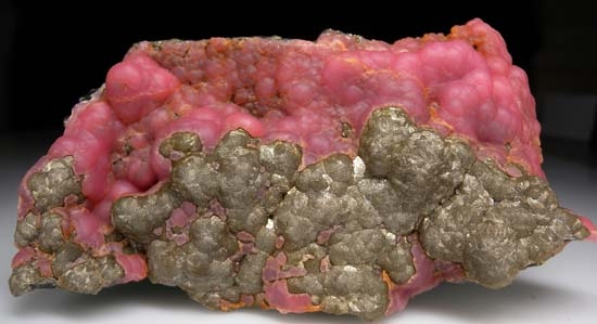 Rhodochrosite, Pyrite from Oppu Mine, Aomori Prefecture, Honshu Island, Japan [db_pics/pics/t598a.jpg]