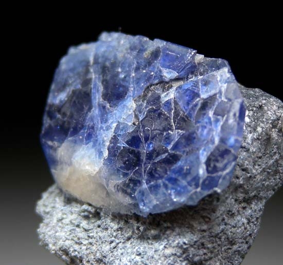 Benitoite from Gem Mine, San Benito Co., California, USA [db_pics/pics/t604c.jpg]