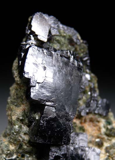 Perovskite with Clinochlore from Ilmen Mtns., Chelyabinsk, Urals, Russia [db_pics/pics/t731c.jpg]