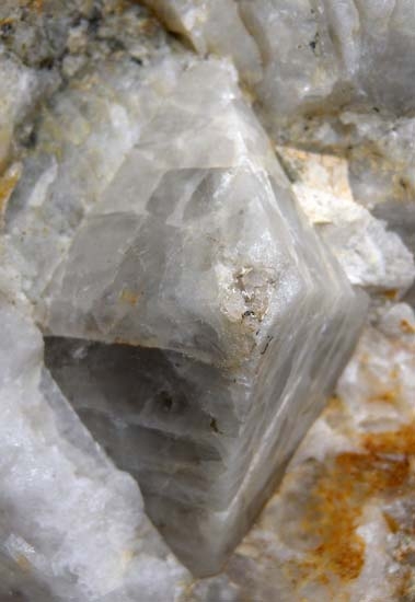 Scheelite from California, USA [db_pics/pics/t818b.jpg]