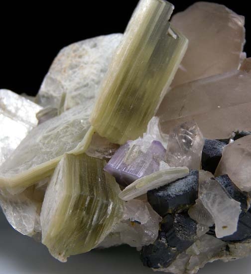 Apatite, Muscovite, Schorl from Kunar, Afghanistan [db_pics/pics/t903b.jpg]