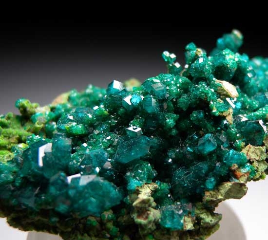 Dioptase on Duftite from Tsumeb, Namibia [db_pics/pics/tu166b.jpg]