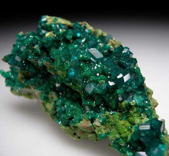 Dioptase on Duftite from Tsumeb, Namibia [db_pics/pics/tu166c.jpg]